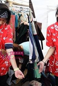 Faye Wong daughter Dou Jingtong arm Latin text tattoo picture