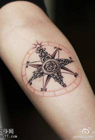 Вытанчаны эстэтычны малюнак татуіроўкі компаса