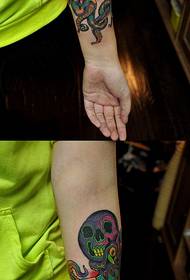 Kreatives Arm-Tätowierungsbild der schweren Farbschädelkrake
