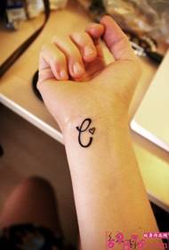 Fotografia e tatuazhit simbol të krahut të vajzave