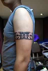 Tatuaje de tótem de brazo simple