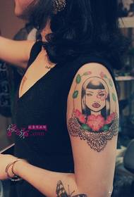 少女の創造的な腕の代替タトゥー画像