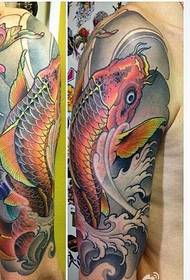 Se recomienda un patrón personalizado de tatuaje de calamar en el brazo