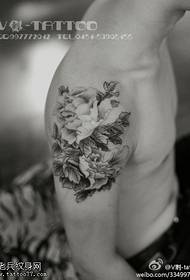Layered opsteapele bloem tattoo patroan