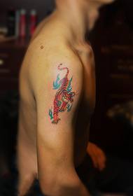 Jongenkleur tigerarm tatoeëringsfoto