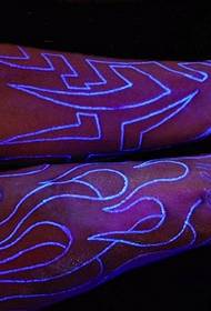 en uppsättning fluorescerande tatueringar av osynliga tatueringar