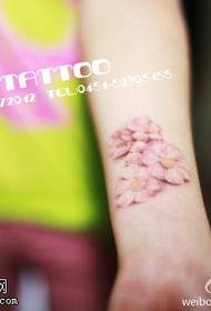 Modello bellissimo tatuaggio di fiori di ciliegio
