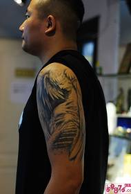 Mies käsivarsi Euroopassa ja Amerikassa enkeli tatuointi kuva