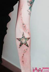 Жұлдызды аспан қолындағы татуировка суреті