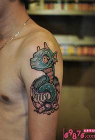 Linda bildo de tatuaje brako de dinosaŭro