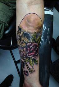 Pribadi lengan tampan tengkorak bunga mawar gambar tato kunci