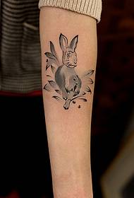Stylowe ramię pięknie wyglądający obraz wzoru tatuażu królika
