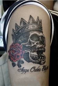 Arm squat na rose picha ya tattoo