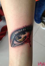 Arm creatieve bloed drop eye tattoo patroon foto