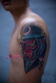 Imagen creativa del tatuaje del brazo del mono que fuma