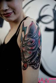 Tatuaje do zodiaco coello do brazo de beleza