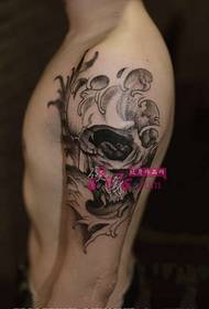 Sketch ng hangin tradisyonal na skull arm tattoo na larawan