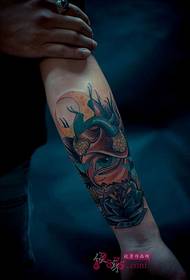 Konst färg horn ögon arm tatuering bilder