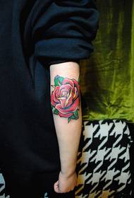Sarkano rožu ziedu rokas tetovējuma attēls