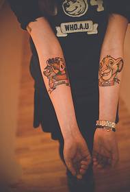 Imatge animada del tatuatge del braç rei lleó
