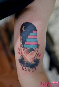 Lengan dalam tangan mendukung tangga gambar tato tato kreatif