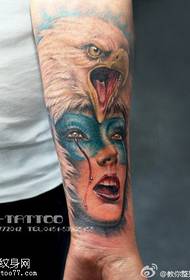 Krāsains ērgļa meitenes tetovējums