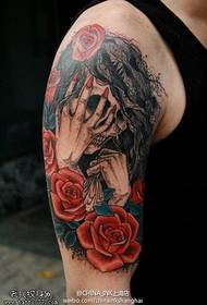Девојка во боја на раката, се зголеми на ракописната слика со тетоважи