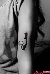 Pige arm sort kat tatovering billede