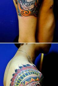 Imagen creativa del tatuaje del brazo del cráneo indio