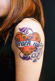 Fotografitë e tatuazhit të zemrës me shirita të bukur në formë zemre në krahun e vajzës