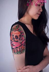 Grožio spalvos kaukolės rankos tatuiruotės paveikslėlis