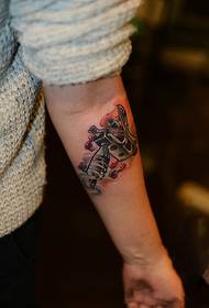 Крэатыўны малюнак машыны татуіроўкі на руку
