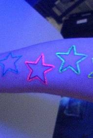 腕のカラフルな蛍光星のタトゥーの写真