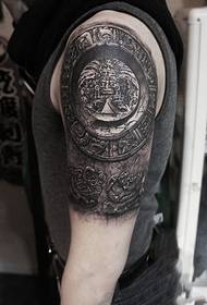 Man earm kreatyf swartgriis totem tatoeëringsfoto