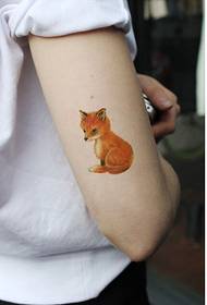 Personalidade de brazo feminino de moda boa mirada de tatuaxe de raposo
