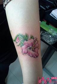 Gambar lengan tato bunga lili mekar