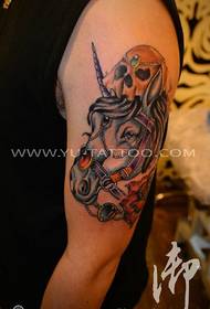 Image de tatouage crâne licorne bras couleur