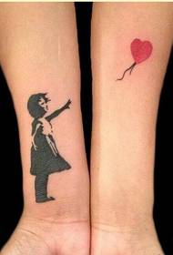 Секси рака убава девојка праска срцето тетоважа шема на слика