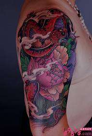 Слике тетоваже змија и пеонија на рукама