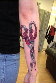 Personality arm fashion scissors tattoo pattern to enjoy pictures