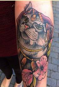 Sievietes rokas modes skaistu kaķu tetovējuma modeļa attēls