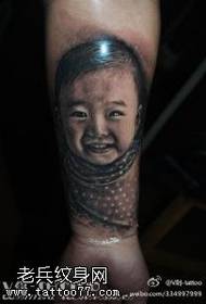 Посмішка дівчина татуювання візерунок