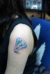 Οι ουλές των βραχιόνων καλύπτουν τις μικρές εικόνες με τατουάζ με διαμάντια