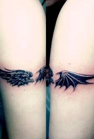 Pora ginklų tatuiruotė su gražiais sparnais