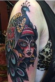 Слика слика од благодарност за девојче за тетоважа со паун