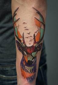 Mode arm vacker färg hjort tatuering mönster bild