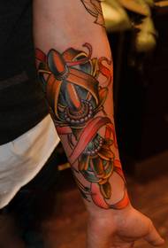 Krāsains vajra rokas tetovējuma attēls
