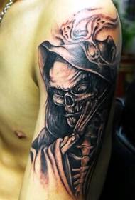 Personaggio prepotente del tatuaggio di morte del braccio