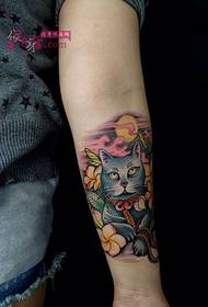 ບຸກຄົນທີ່ມີລັກສະນະສ້າງສັນ cat ຮູບແຂນ tattoo