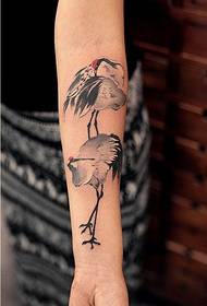 Poosebljena ženska roka lepo videti vzorec tatoo z žerjavom s črnilom